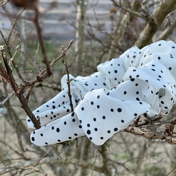 New Quality Black and White Polka dots bendable ruffle fabric satin headband - Picture 12 of 17